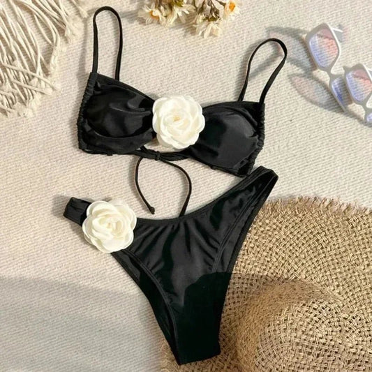 Bikini z topem na ramiączkach i kwiatową aplikacją 3D oraz wyciętymi figami - Senséra
