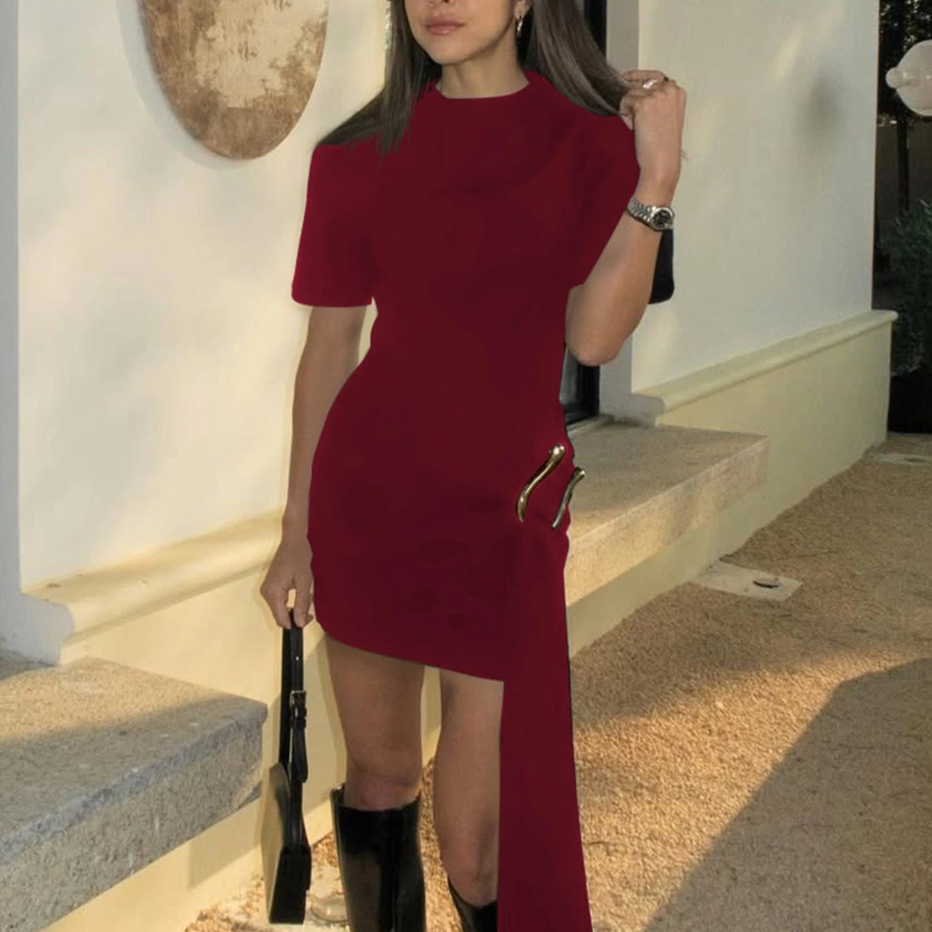 Elegancka sukienka mini z krótkim rękawem i ozdobną klamrą w talii - Senséra