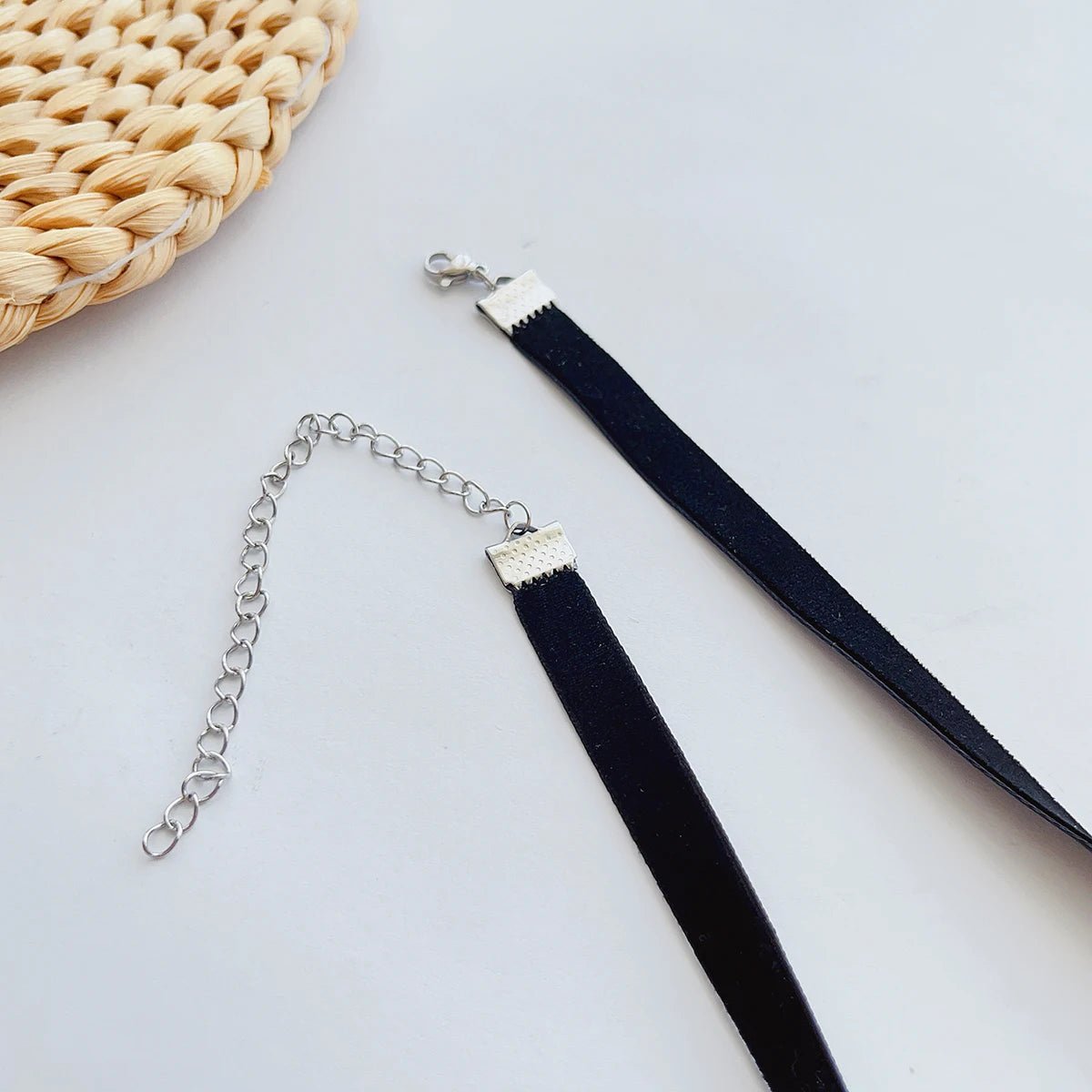 Minimalistyczny aksamitny choker na szyję w klasycznym stylu - Senséra