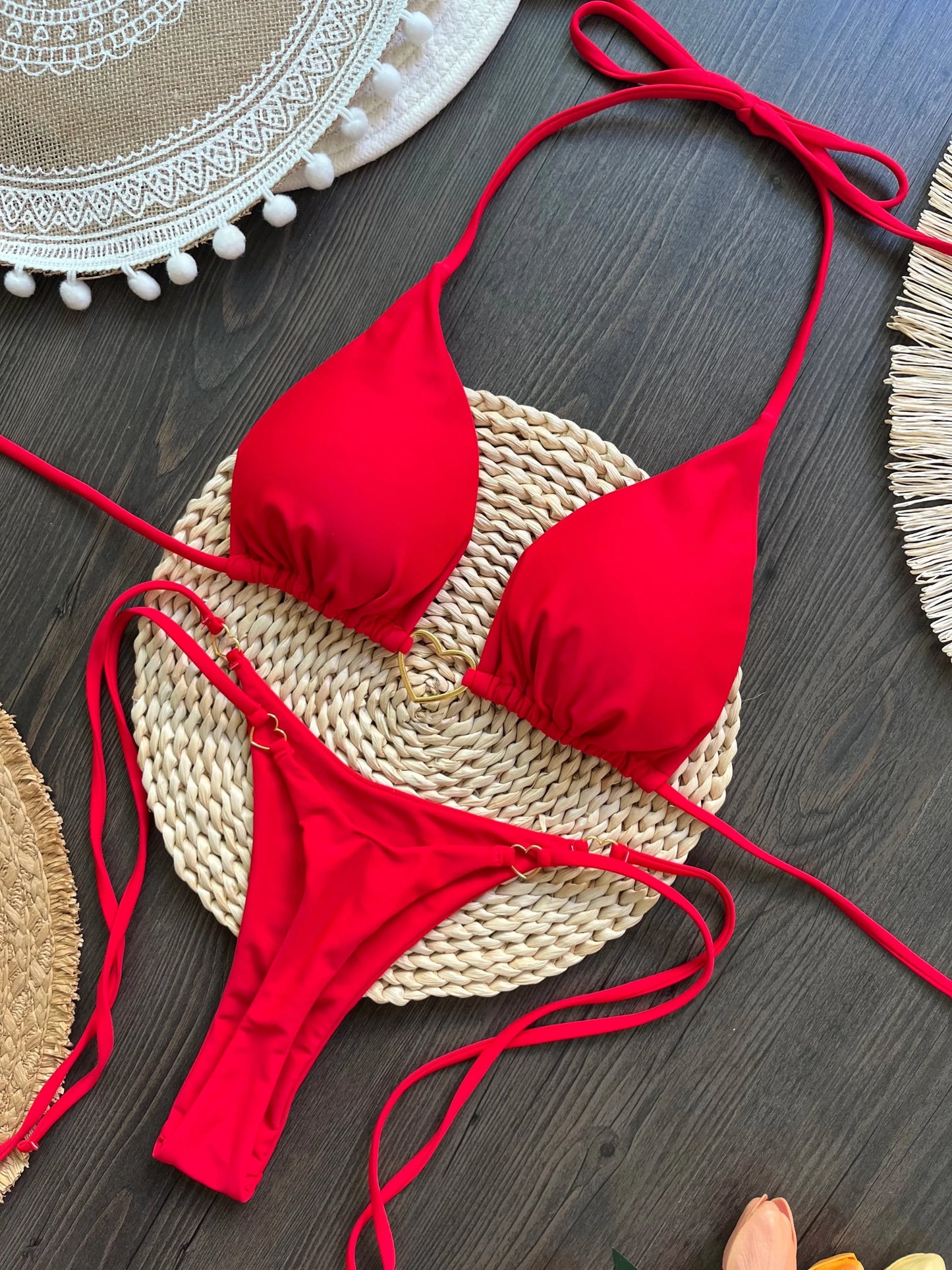 Trójkątne bikini z ozdobnym sercem i wiązanymi stringami - Senséra