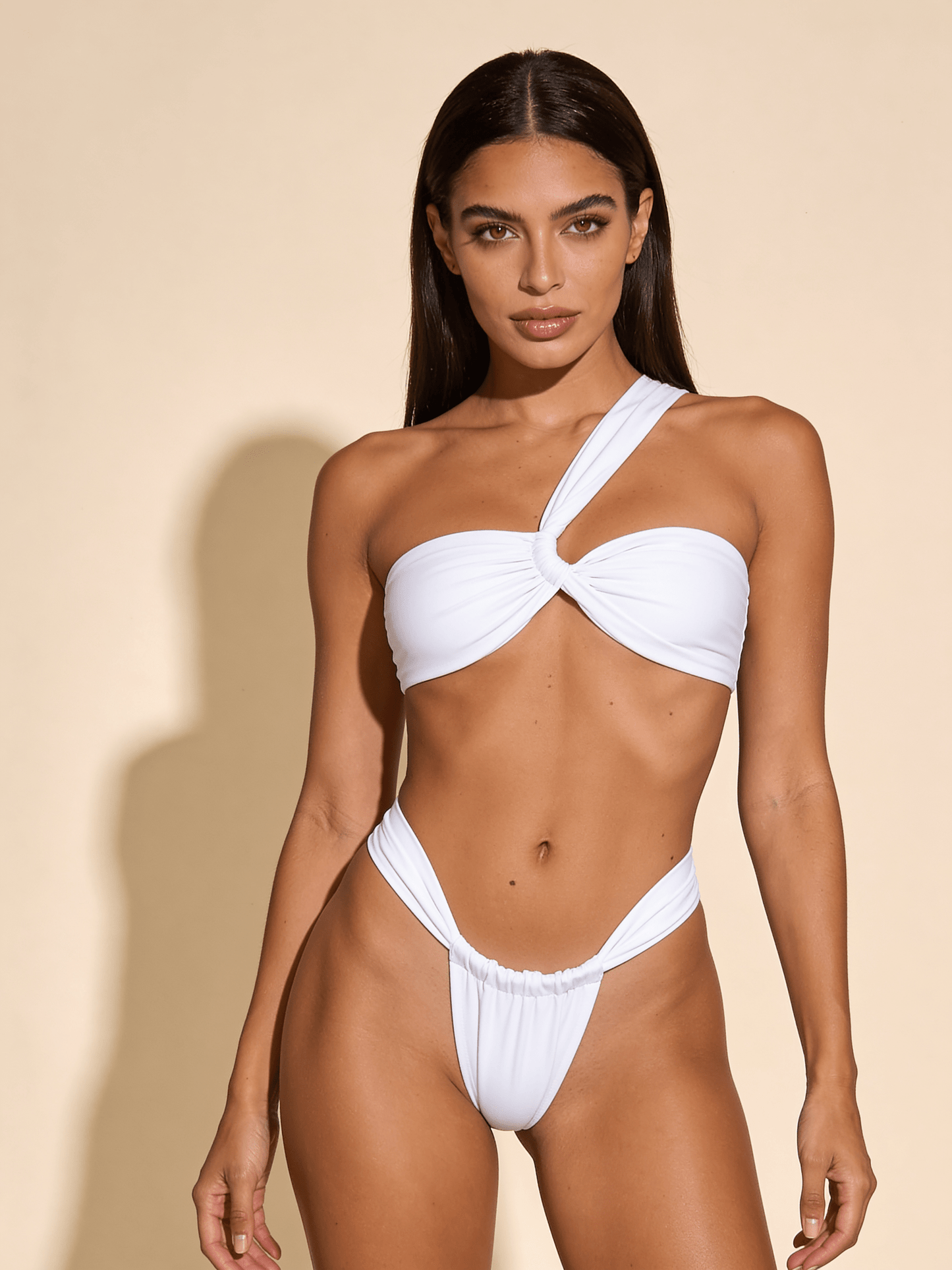 Asymetryczne bikini z marszczonym topem i minimalistycznymi stringami - Senséra