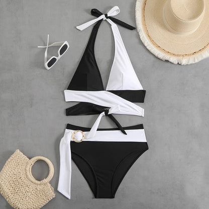 Bikini halter z kontrastowym designem i wysokim stanem z ozdobną klamrą - Senséra