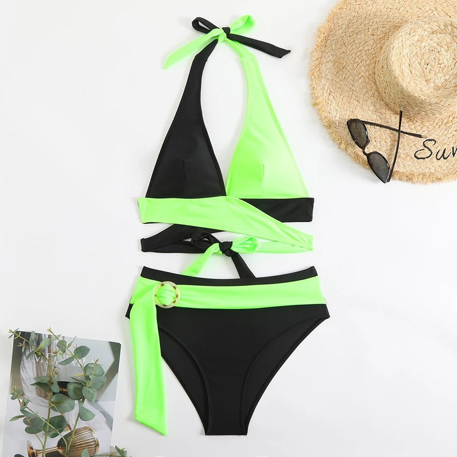 Bikini halter z kontrastowym designem i wysokim stanem z ozdobną klamrą - Senséra