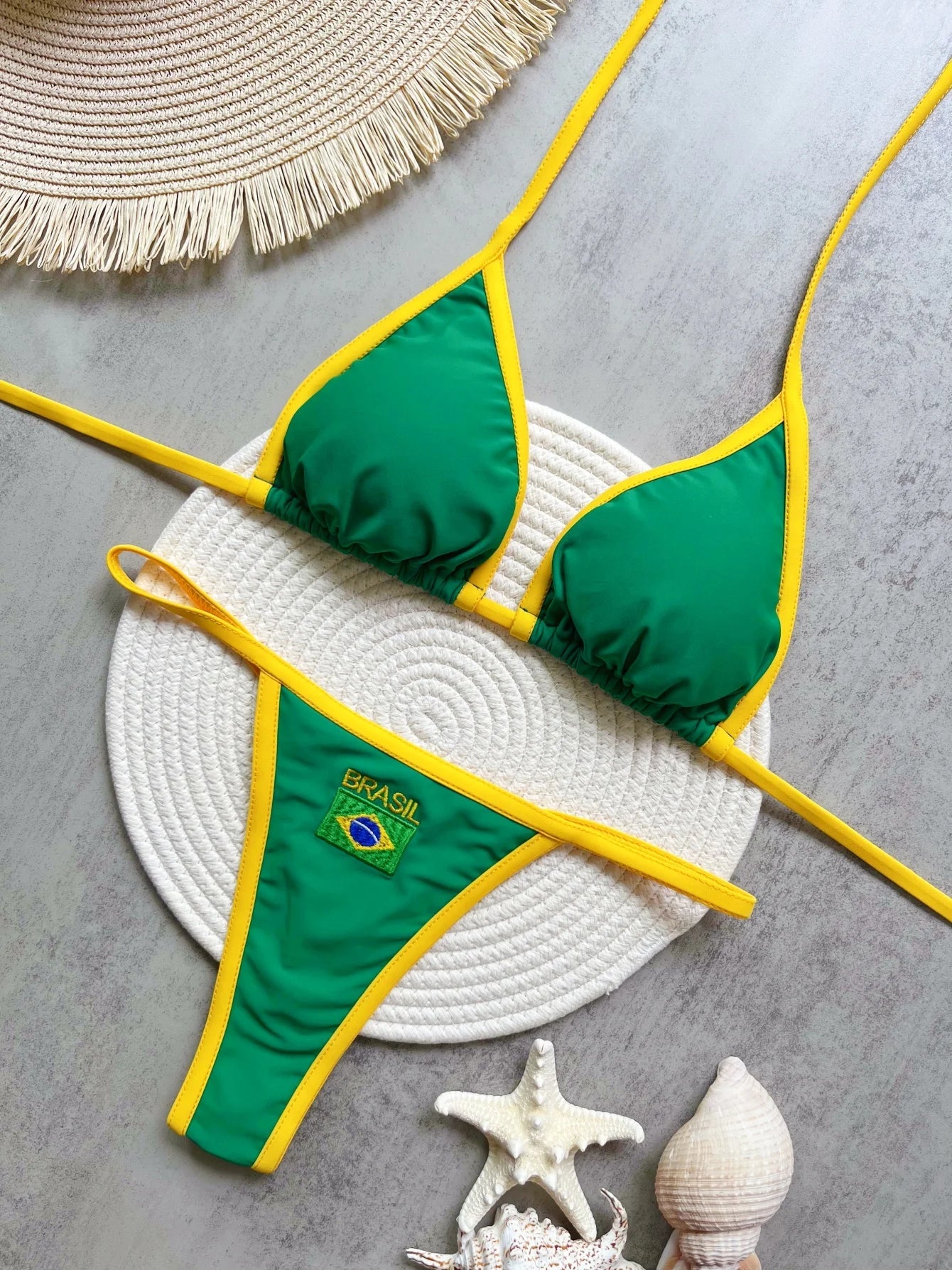 Bikini z kontrastową lamówką i haftem inspirowanym stylem brazylijskim - Senséra