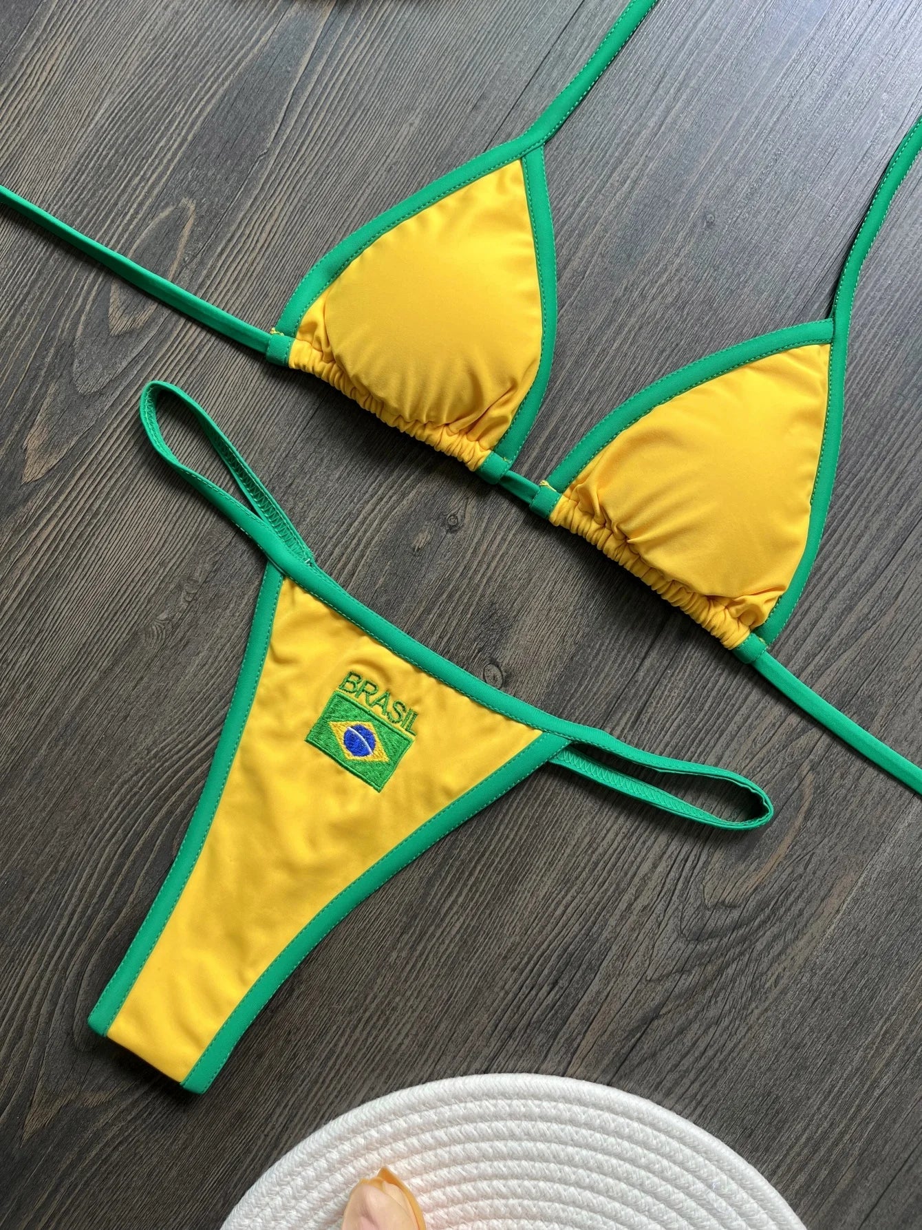 Bikini z kontrastową lamówką i haftem inspirowanym stylem brazylijskim - Senséra