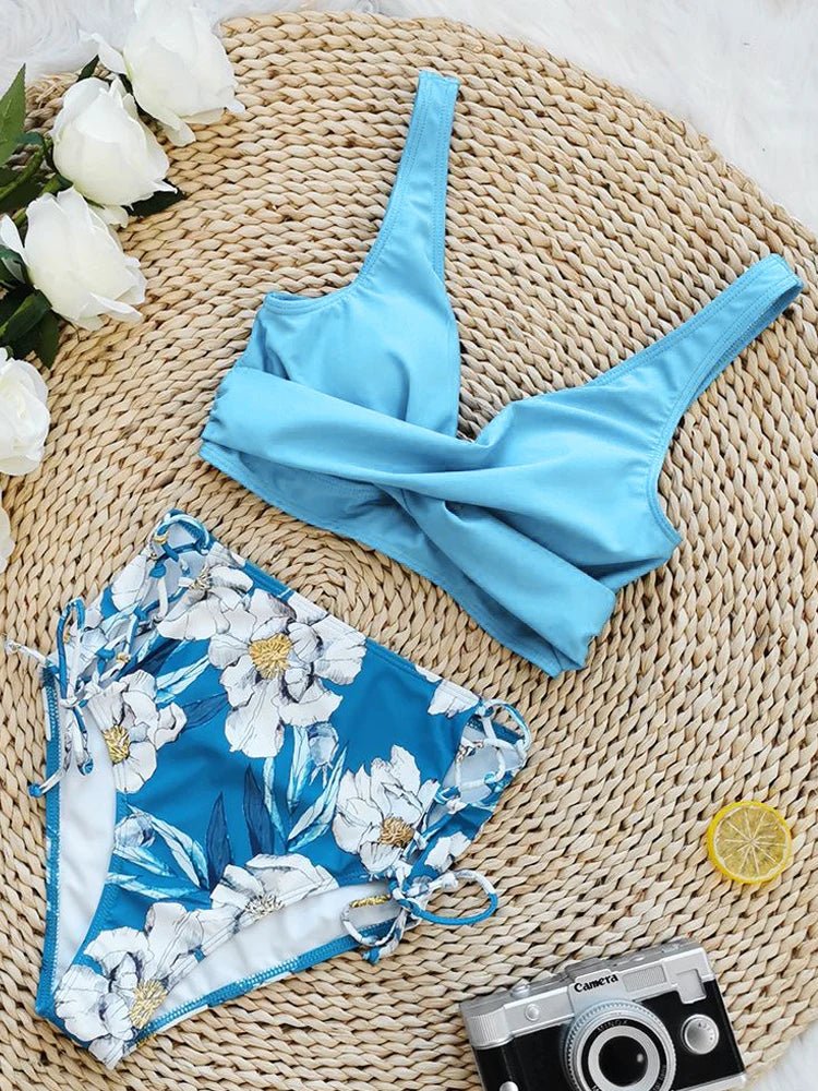 Bikini z krzyżowanym topem i figami z wiązaniami w tropikalny wzór - Senséra