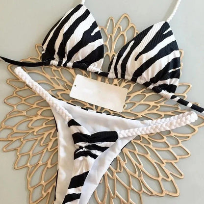 Bikini z nadrukiem i plecionymi detalami przy figach typu string - Senséra