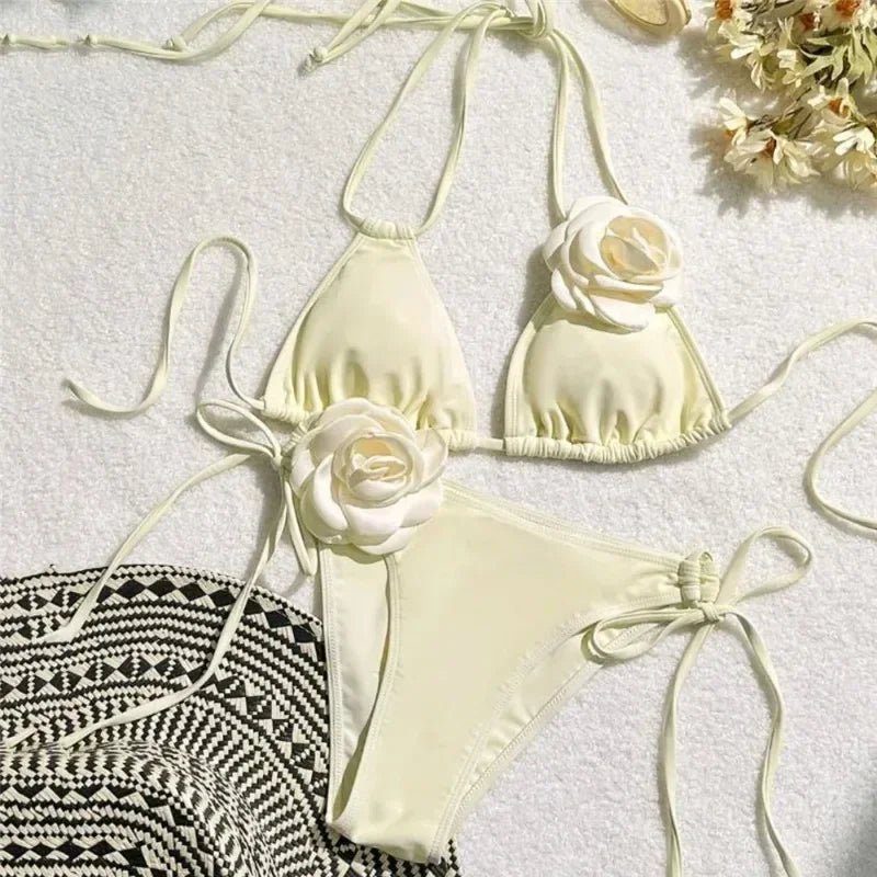 Bikini z topem na ramiączkach i kwiatową aplikacją 3D oraz wyciętymi figami - Senséra