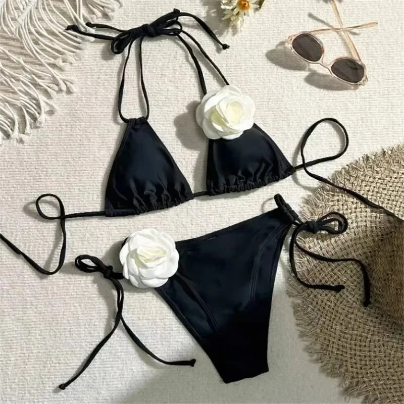 Bikini z topem na ramiączkach i kwiatową aplikacją 3D oraz wyciętymi figami - Senséra