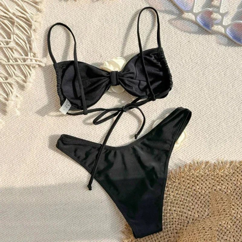 Bikini z topem na ramiączkach i kwiatową aplikacją 3D oraz wyciętymi figami - Senséra