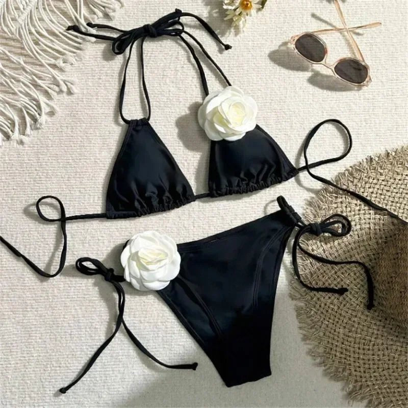 Bikini z topem na ramiączkach i kwiatową aplikacją 3D oraz wyciętymi figami - Senséra