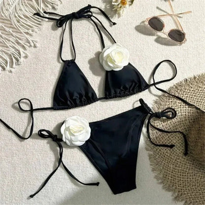 Bikini z topem na ramiączkach i kwiatową aplikacją 3D oraz wyciętymi figami - Senséra