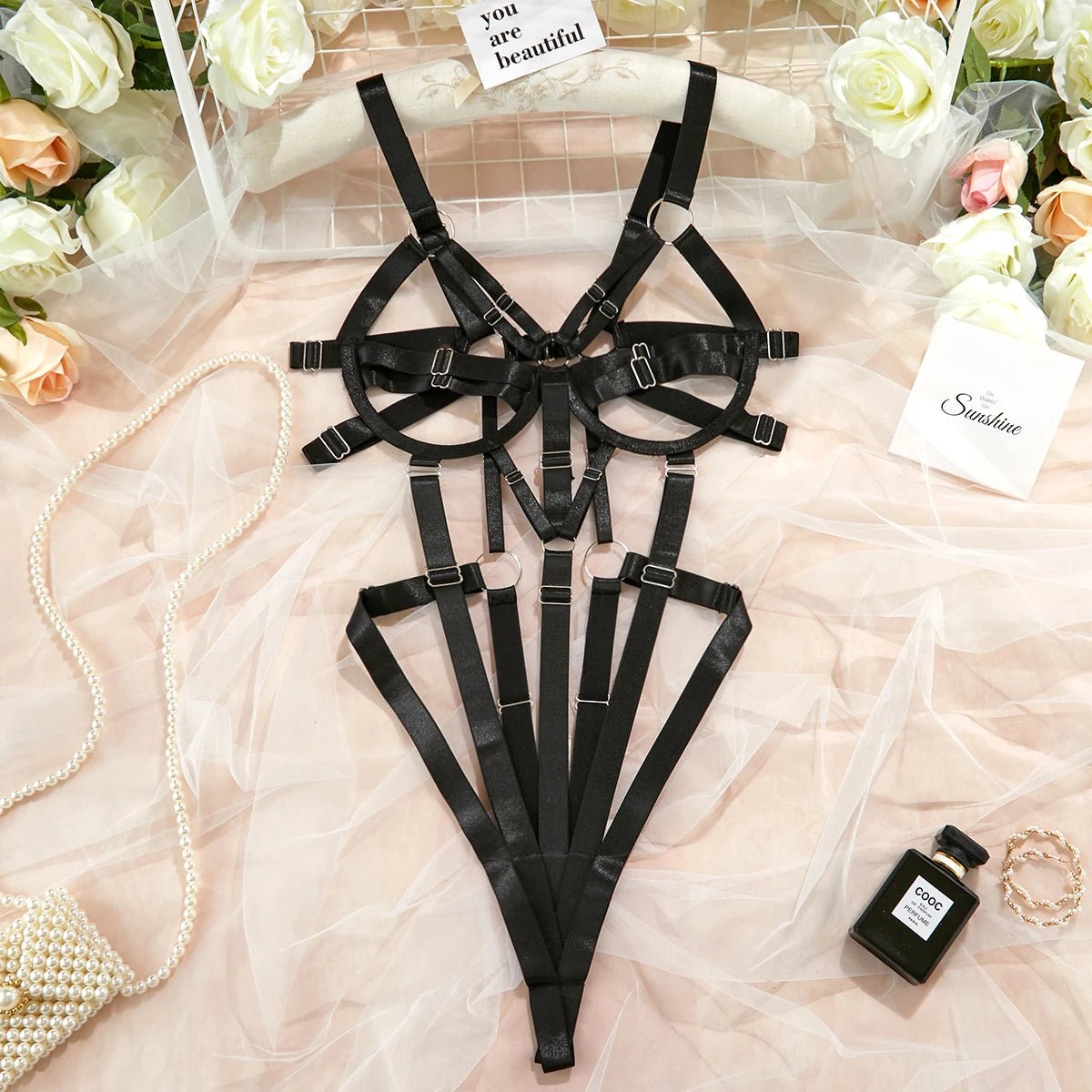 Body z pasków z wycięciami i regulowanymi szelkami w stylu harness - Senséra