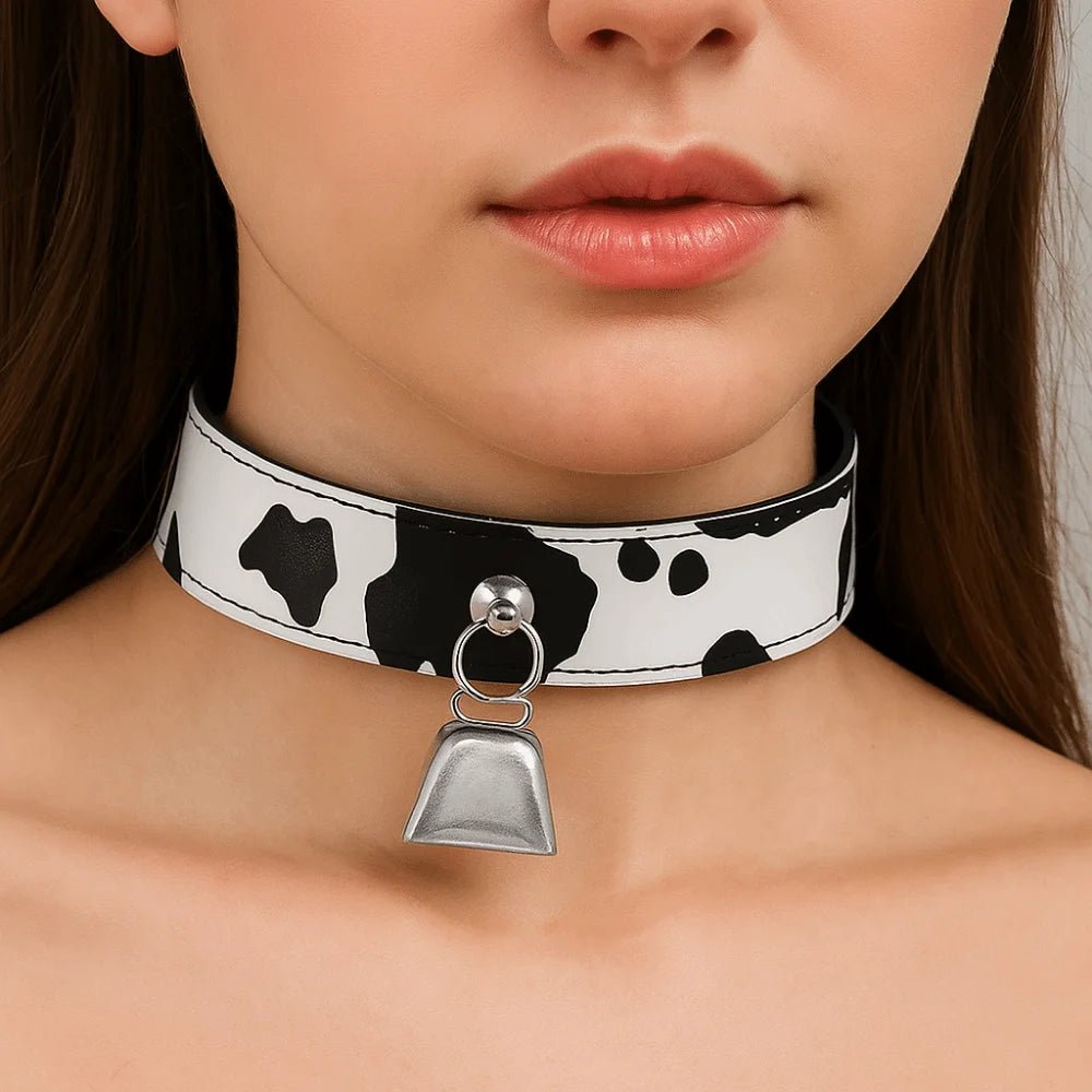 Choker w krowi wzór z zawieszką i regulowanym zapięciem - Senséra