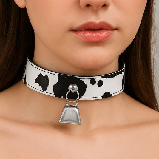 Choker w krowi wzór z zawieszką i regulowanym zapięciem - Senséra