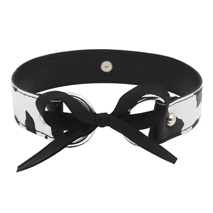 Choker w krowi wzór z zawieszką i regulowanym zapięciem - Senséra