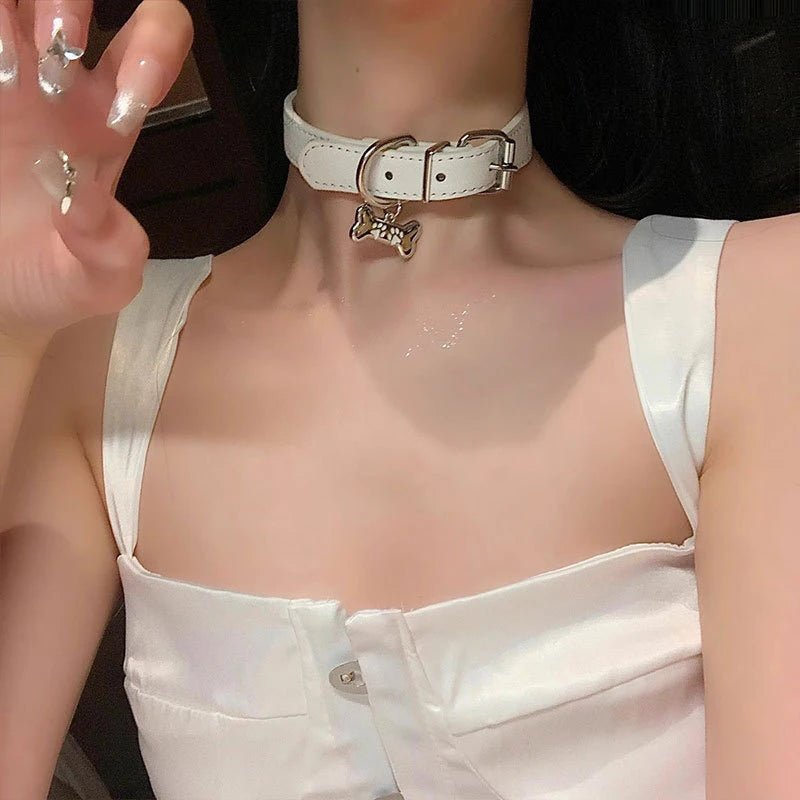 Choker z zawieszką kości w stylu punk z regulowanym paskiem - Senséra