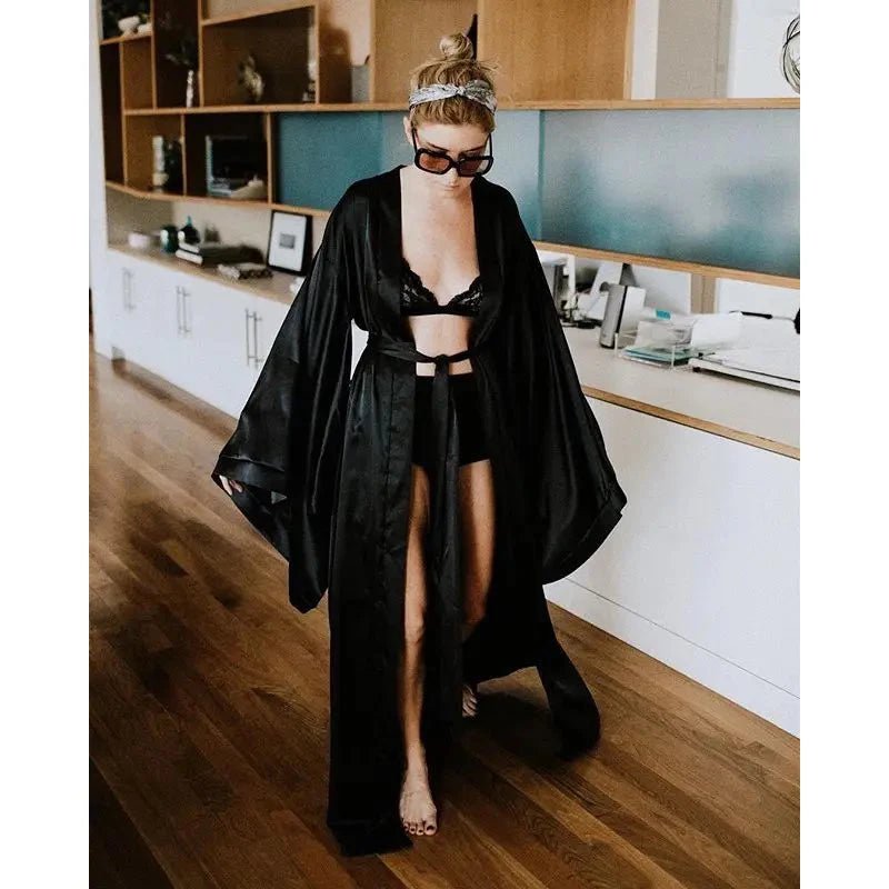 Długi szlafrok satynowy damski oversize z szerokimi rękawami kimono - Senséra