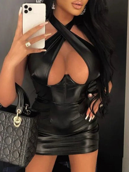 Dopasowana sukienka mini z imitacji skóry z dekoltem halter i wycięciem - Senséra