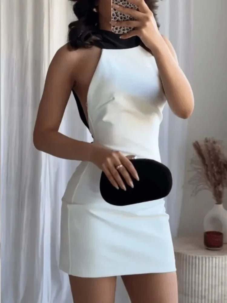 Elegancka sukienka mini typu halter z odkrytymi plecami i kontrastowym wiązaniem - Senséra