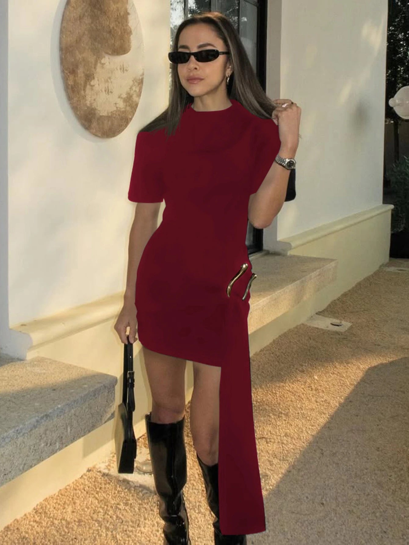 Elegancka sukienka mini z krótkim rękawem i ozdobną klamrą w talii - Senséra