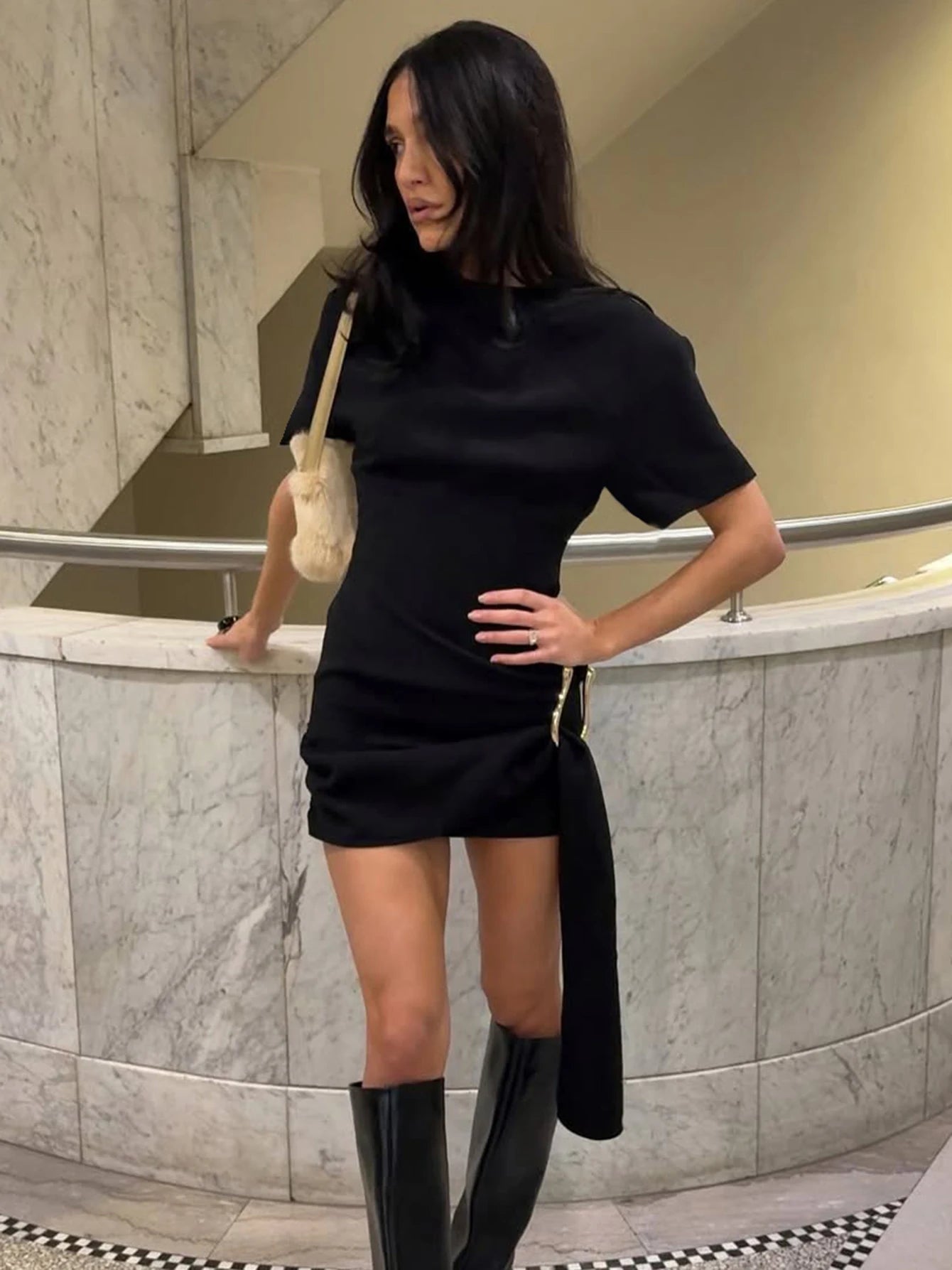 Elegancka sukienka mini z krótkim rękawem i ozdobną klamrą w talii - Senséra