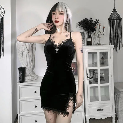 Koronkowa sukienka mini na ramiączkach w stylu goth z rozcięciem - Senséra