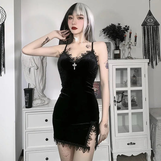 Koronkowa sukienka mini na ramiączkach w stylu goth z rozcięciem - Senséra