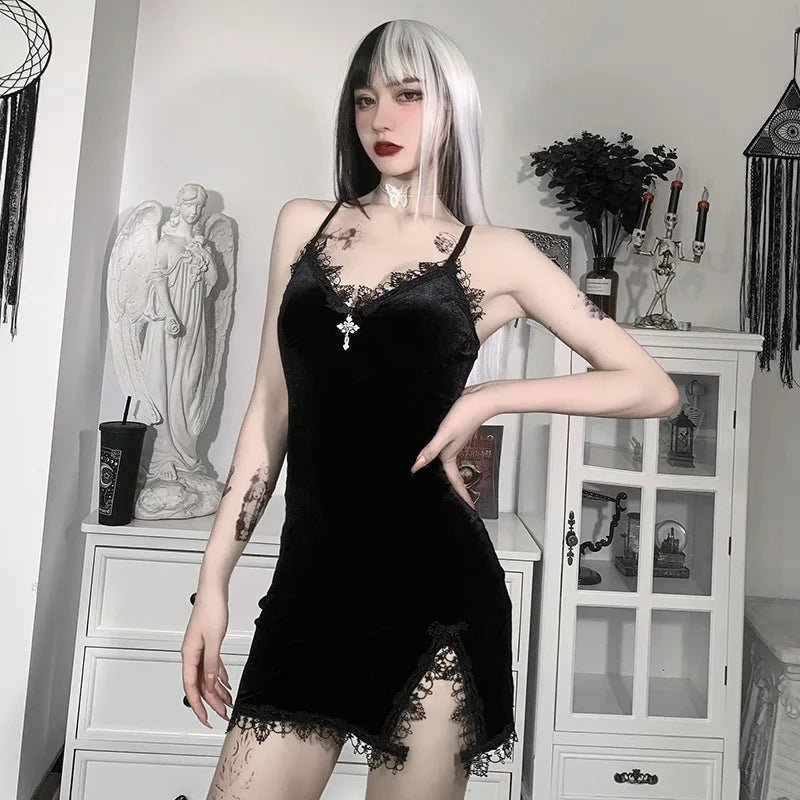 Koronkowa sukienka mini na ramiączkach w stylu goth z rozcięciem - Senséra