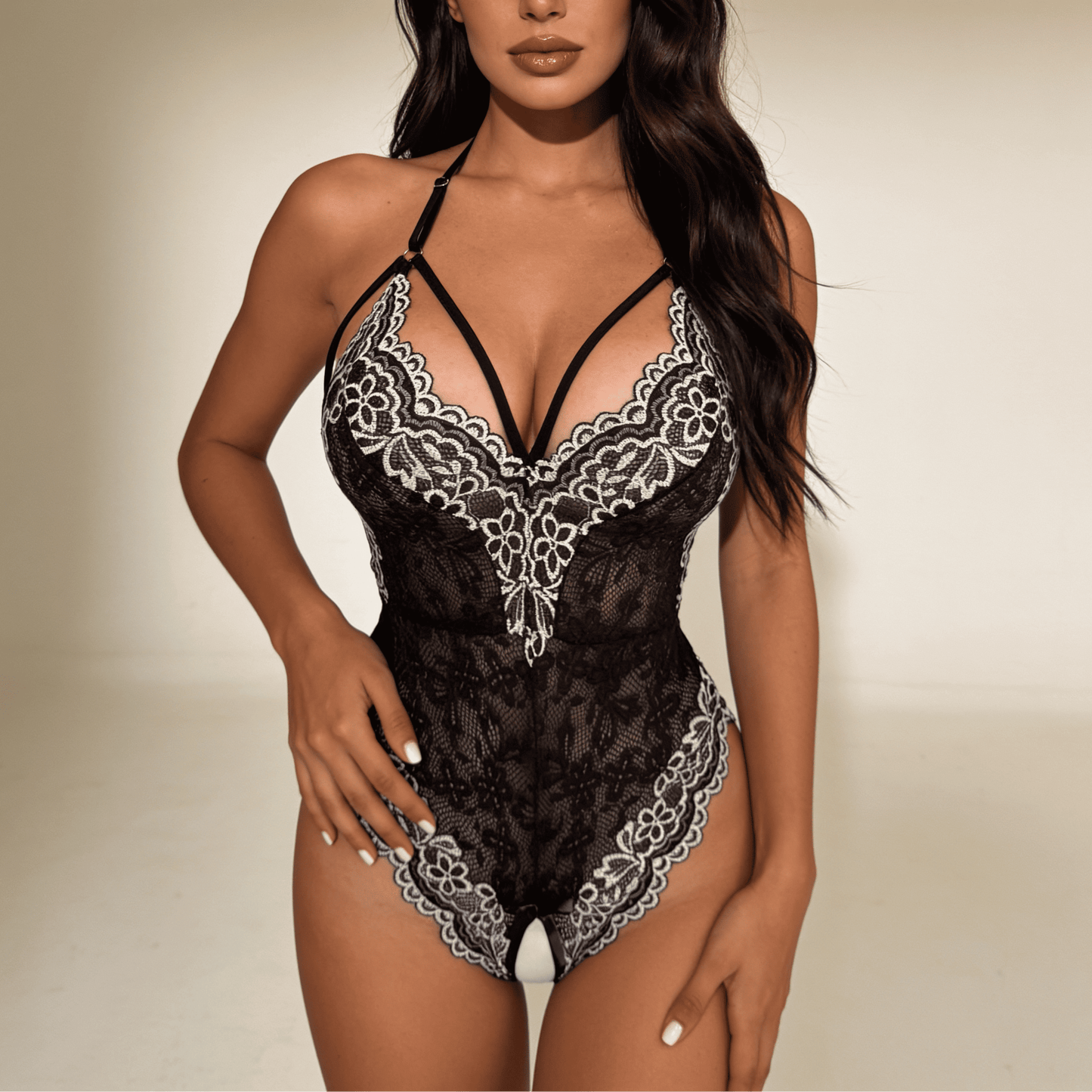 Koronkowe body halter z kontrastowym haftem i głębokim dekoltem - Senséra