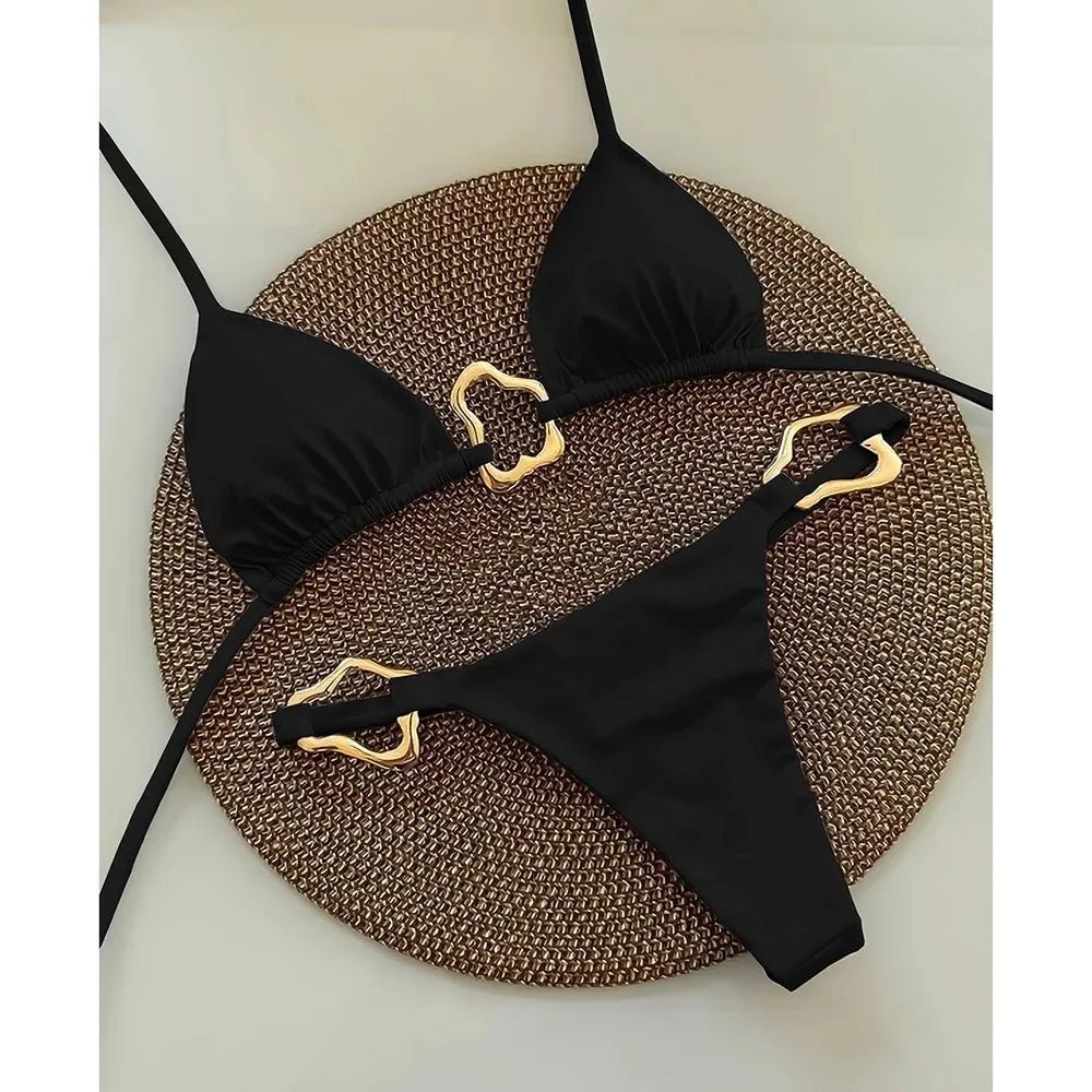 Minimalistyczne bikini z ozdobnymi klamrami i trójkątnym topem - Senséra