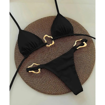 Minimalistyczne bikini z ozdobnymi klamrami i trójkątnym topem - Senséra