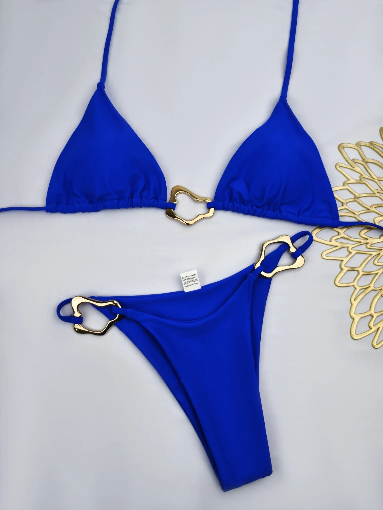 Minimalistyczne bikini z ozdobnymi klamrami i trójkątnym topem - Senséra