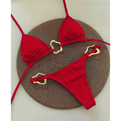 Minimalistyczne bikini z ozdobnymi klamrami i trójkątnym topem - Senséra