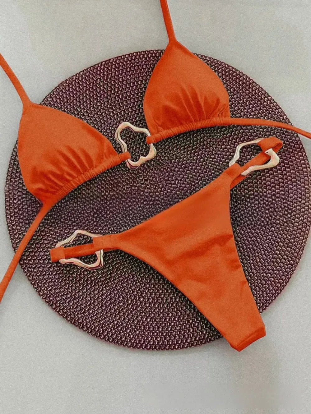 Minimalistyczne bikini z ozdobnymi klamrami i trójkątnym topem - Senséra