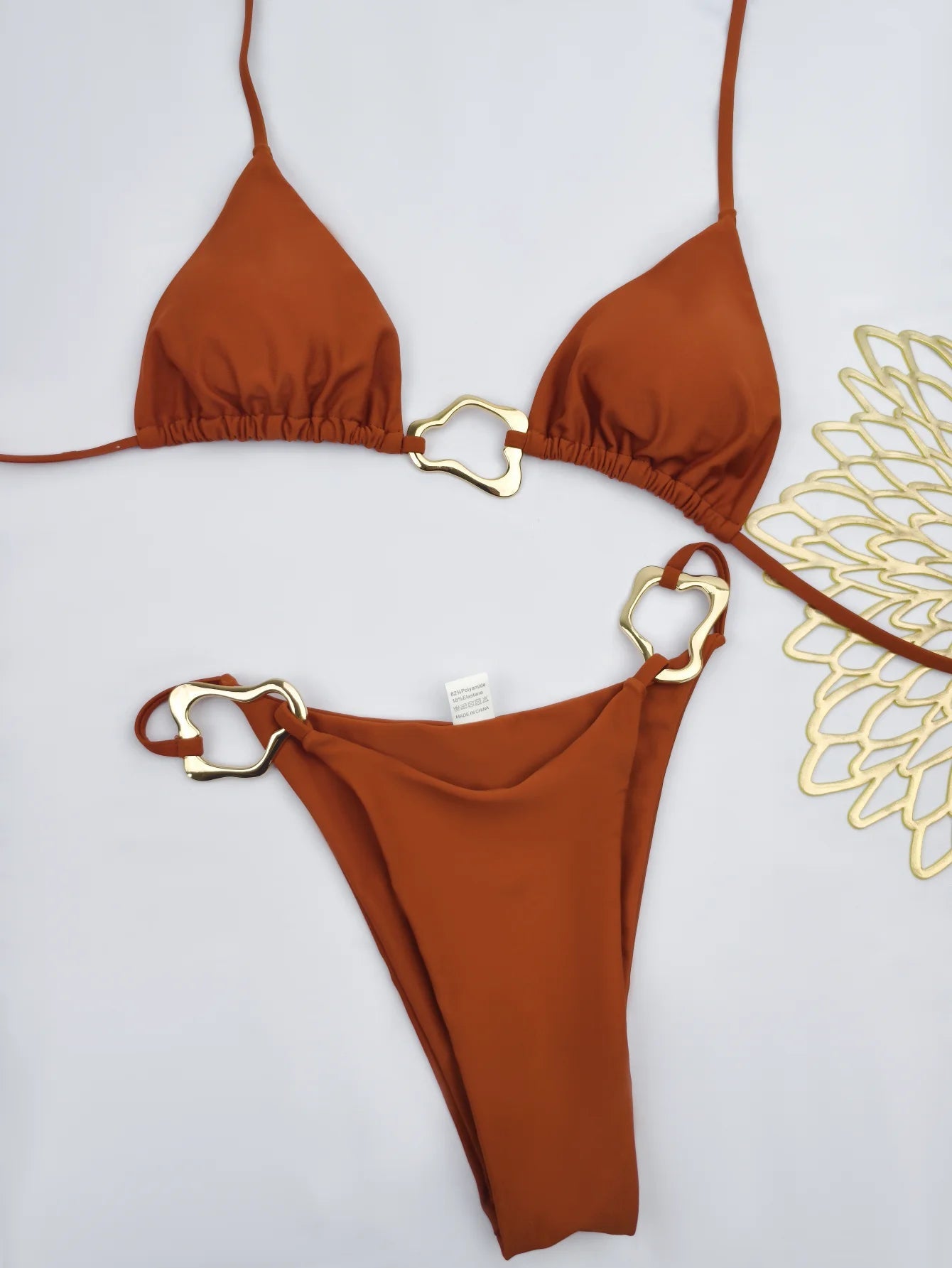 Minimalistyczne bikini z ozdobnymi klamrami i trójkątnym topem - Senséra