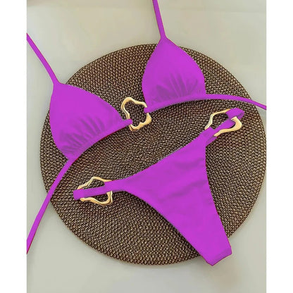 Minimalistyczne bikini z ozdobnymi klamrami i trójkątnym topem - Senséra