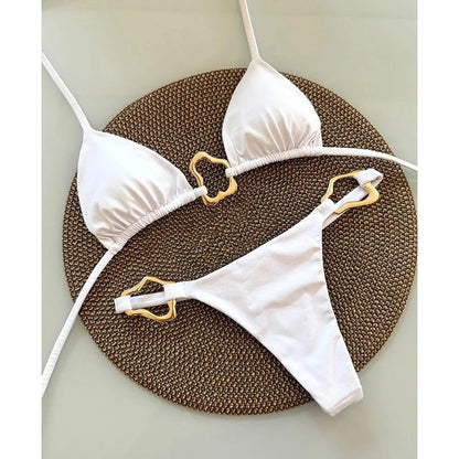 Minimalistyczne bikini z ozdobnymi klamrami i trójkątnym topem - Senséra