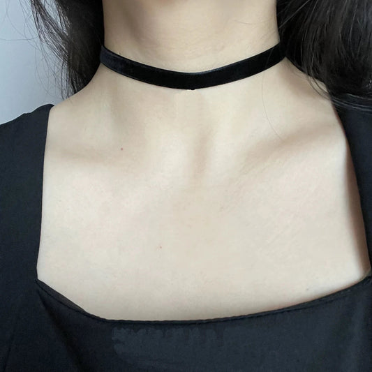 Minimalistyczny aksamitny choker na szyję w klasycznym stylu - Senséra