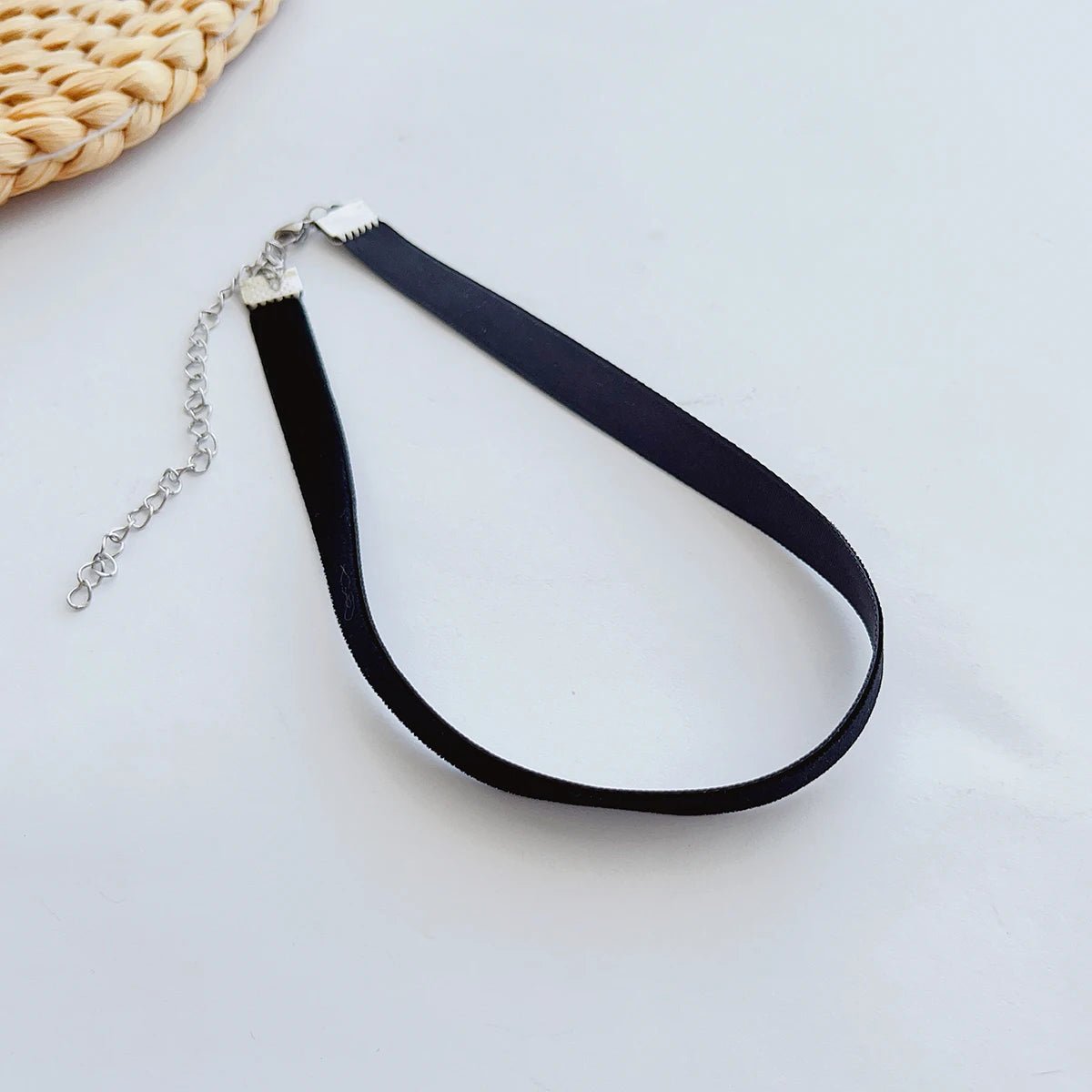 Minimalistyczny aksamitny choker na szyję w klasycznym stylu - Senséra