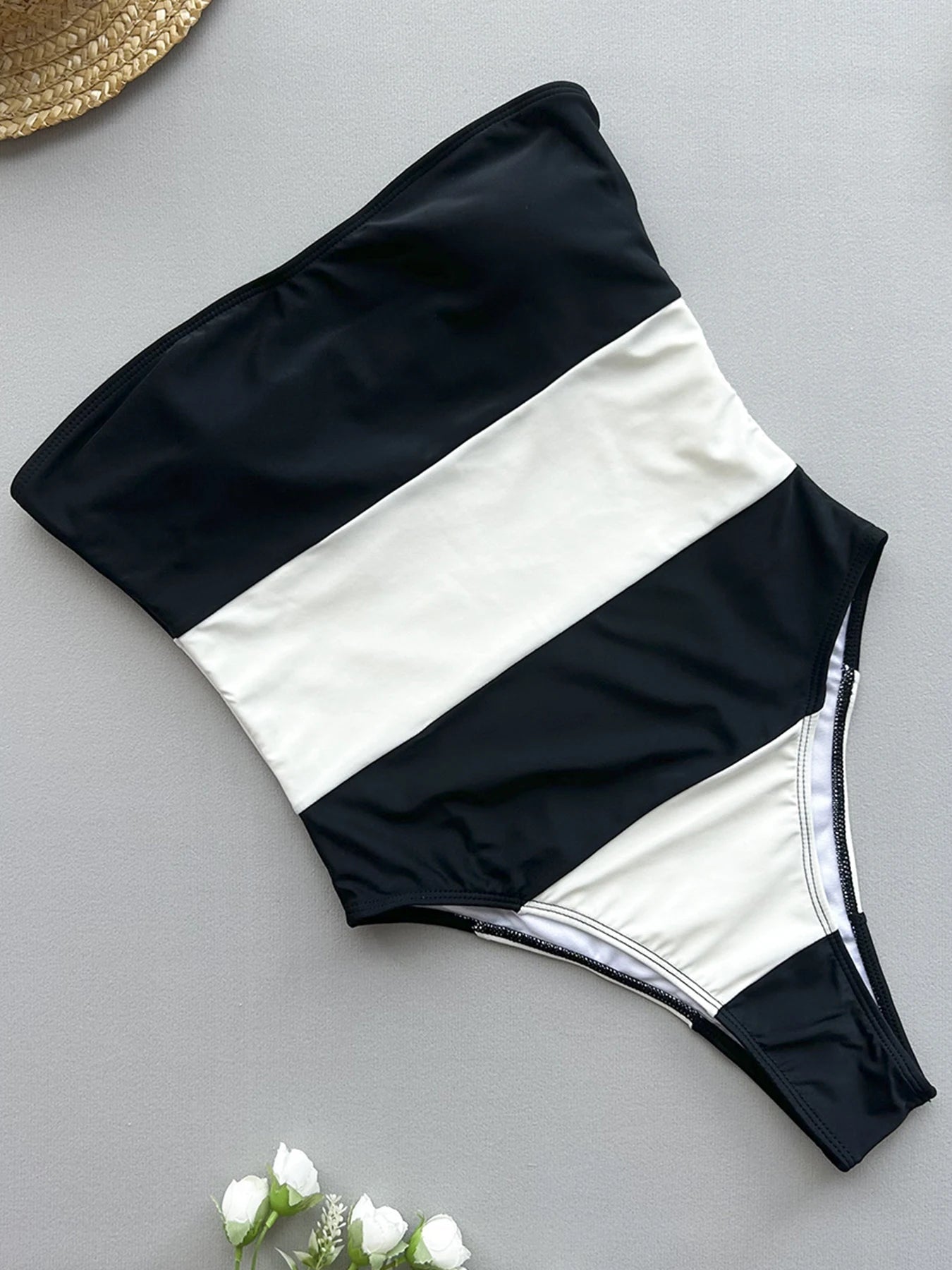 Monokini bandeau z kontrastowymi pasami i wysokim wycięciem - Senséra