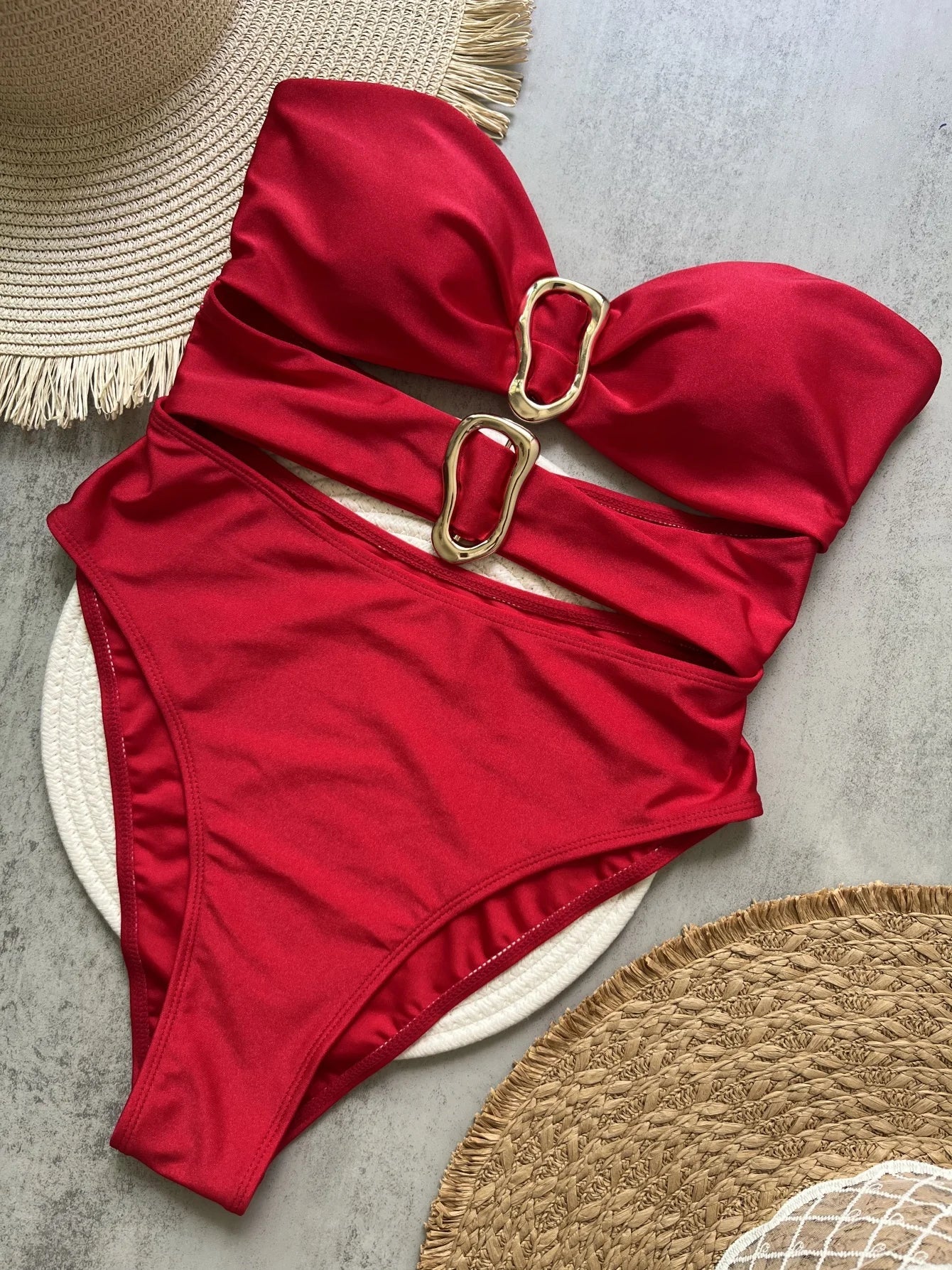 Monokini bandeau z wycięciami i ozdobnymi złotymi klamrami - Senséra