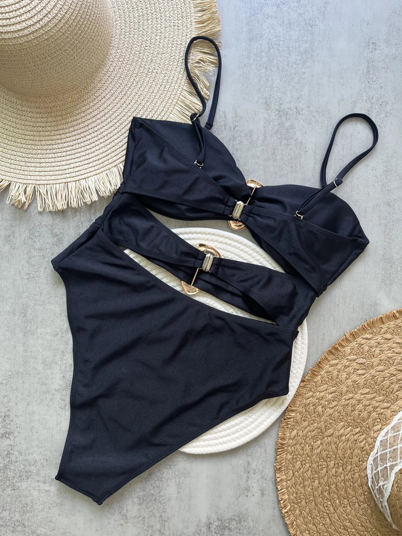 Monokini bandeau z wycięciami i ozdobnymi złotymi klamrami - Senséra