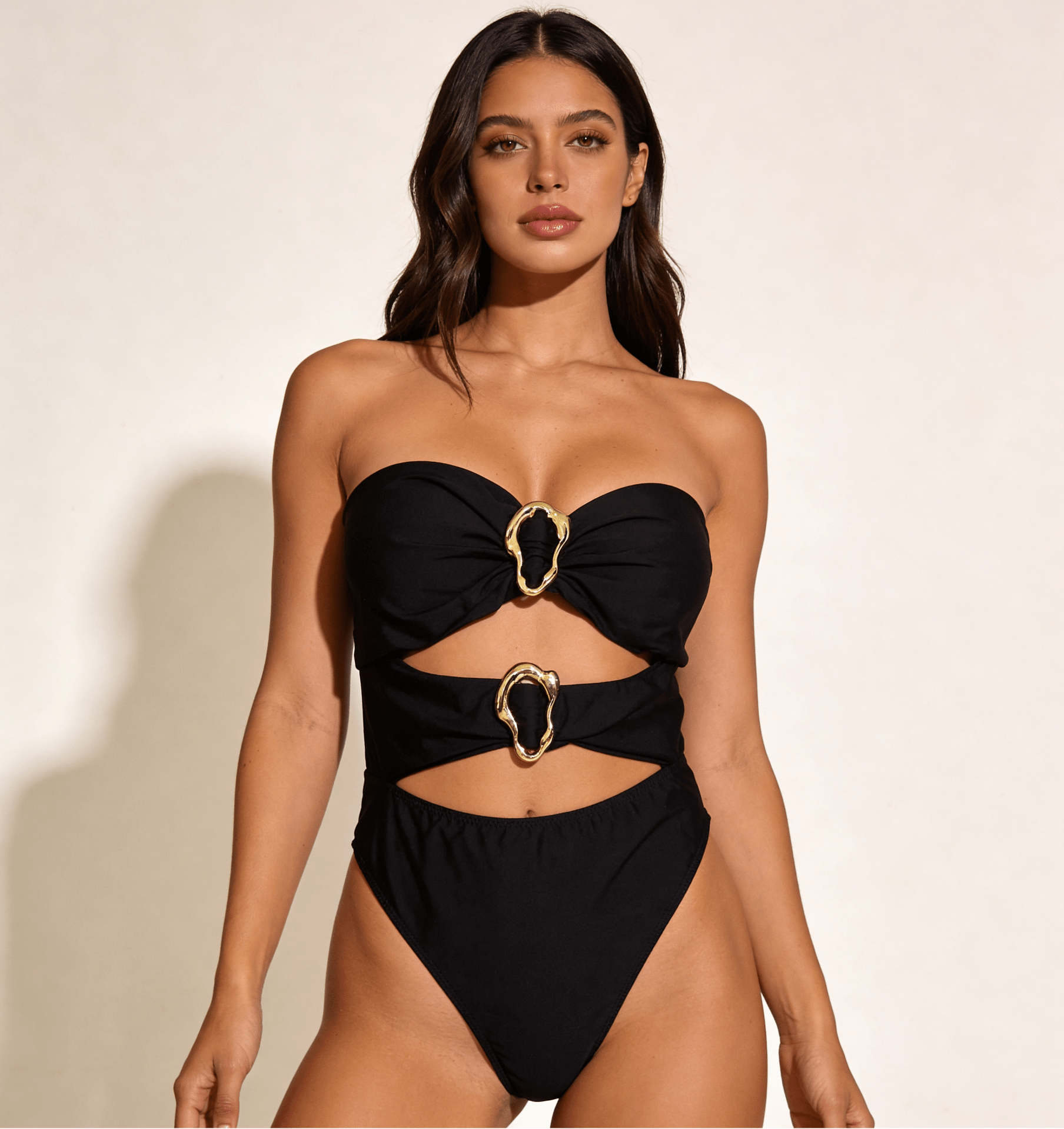 Monokini bandeau z wycięciami i ozdobnymi złotymi klamrami - Senséra