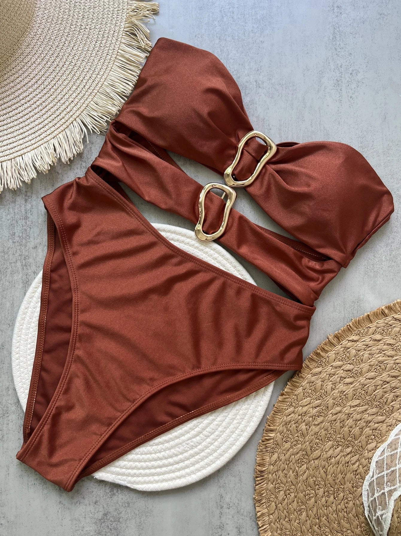 Monokini bandeau z wycięciami i ozdobnymi złotymi klamrami - Senséra