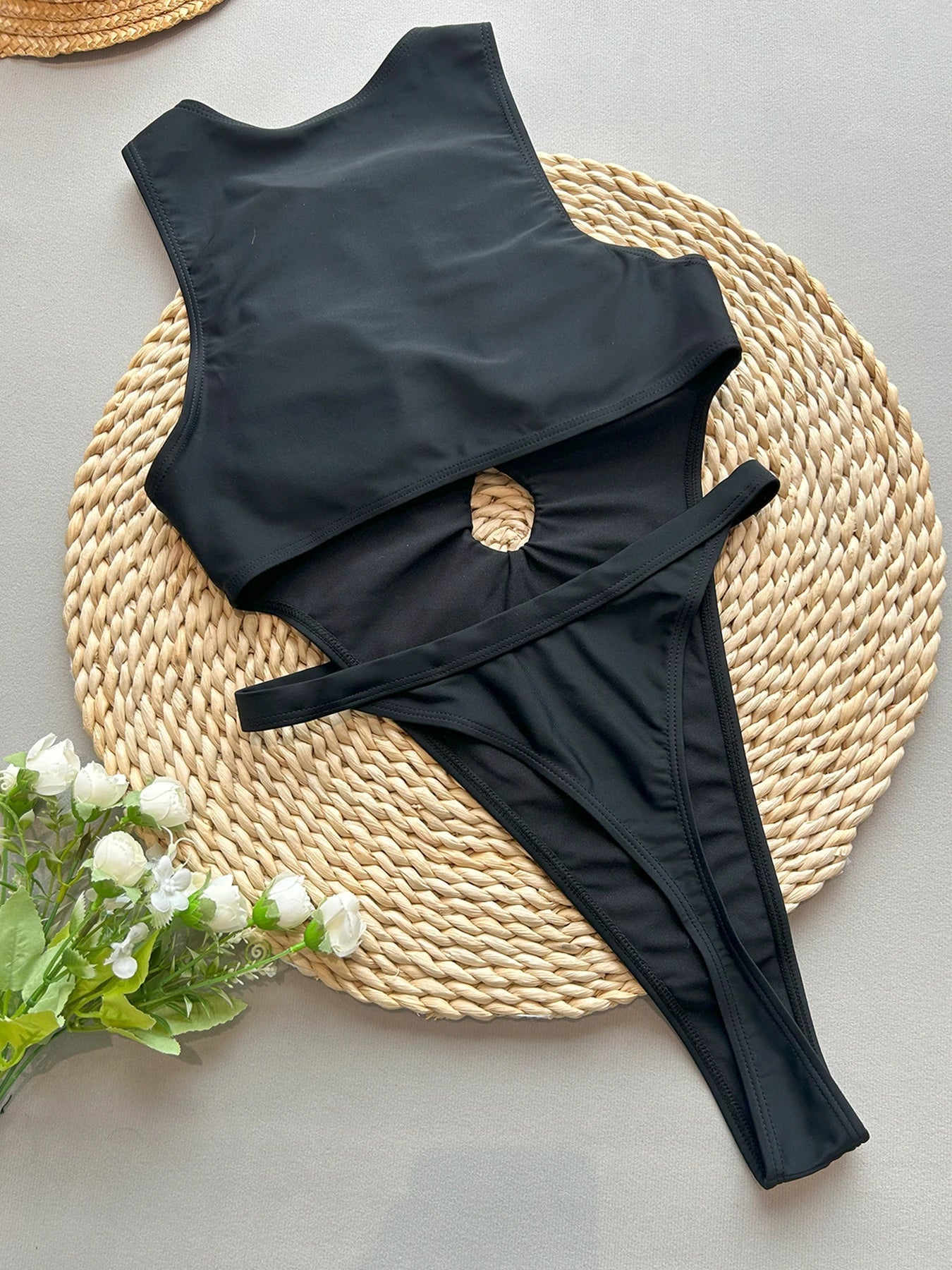 Monokini z wycięciami i ozdobnymi ringami w nowoczesnym kroju - Senséra