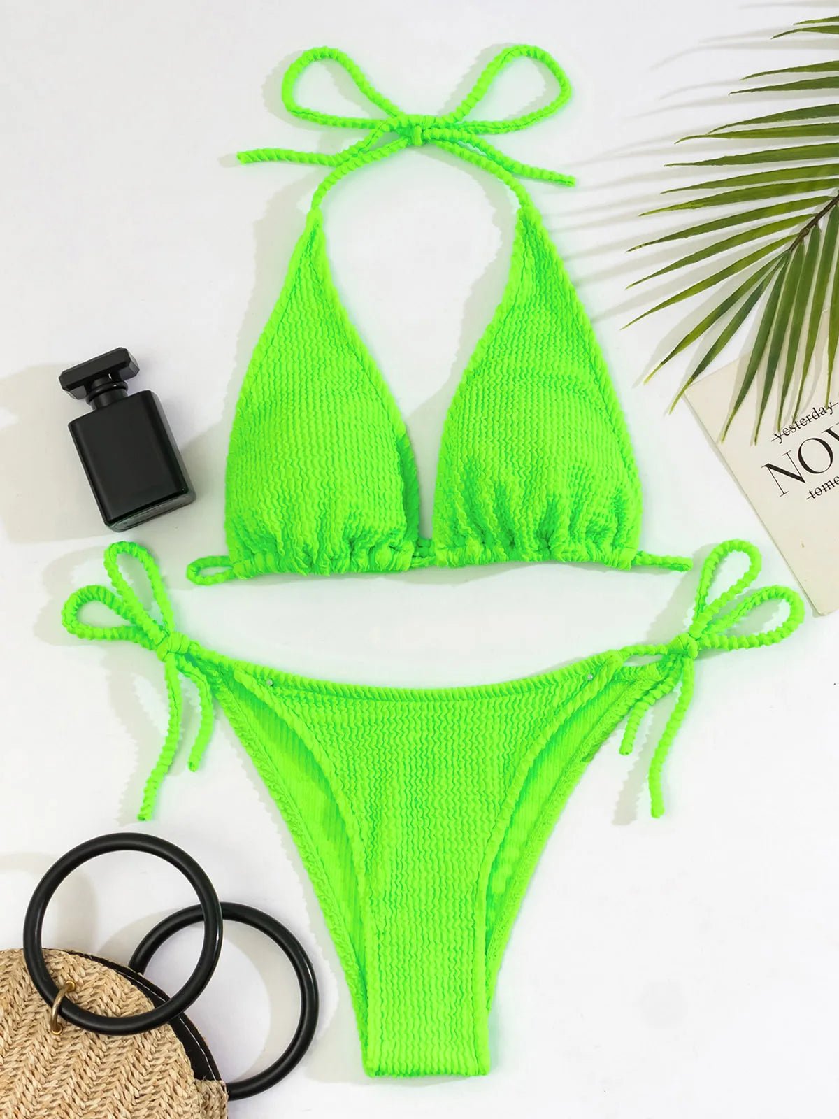 Prążkowane bikini wiązane z trójkątnym topem i stringami - Senséra