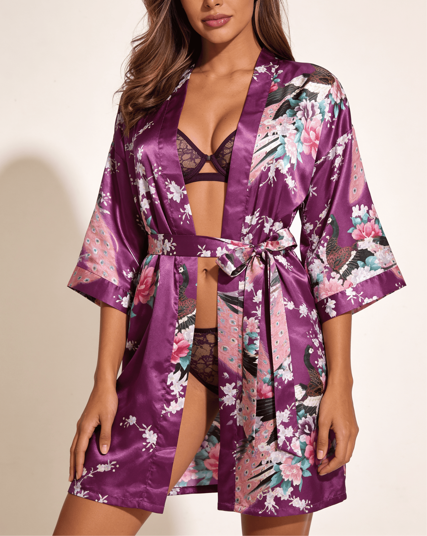 Satynowy szlafrok damski w kwiatowy wzór z orientalnym motywem kimono - Senséra