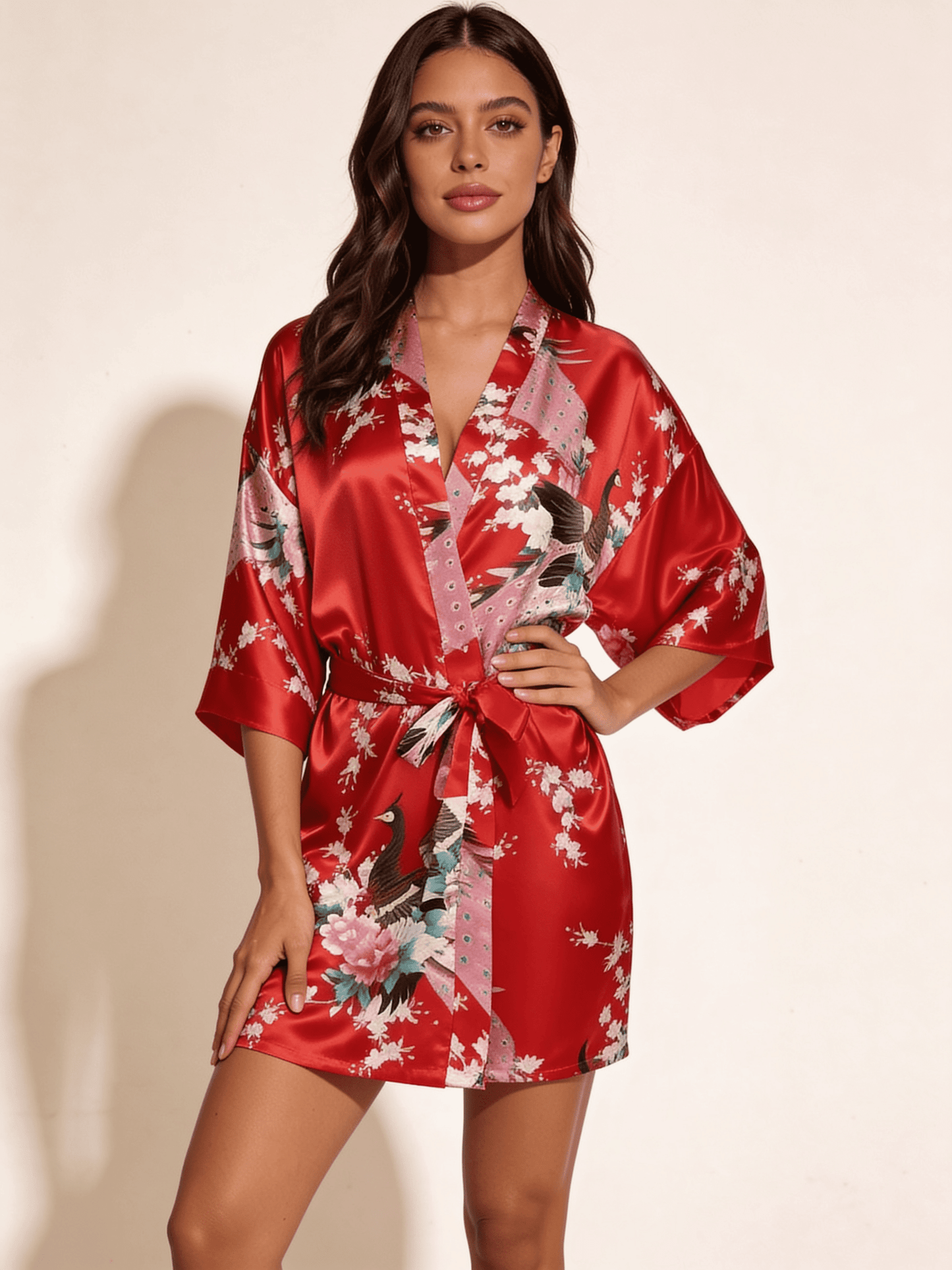Satynowy szlafrok damski w kwiatowy wzór z orientalnym motywem kimono - Senséra