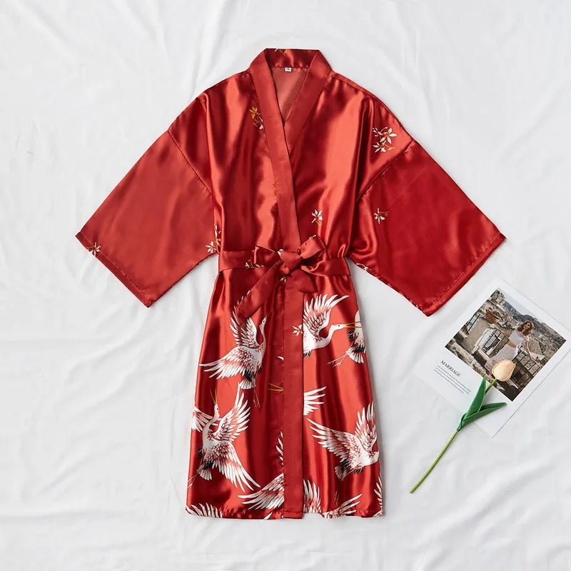 Satynowy szlafrok kimono damski z motywem żurawi i wiązaniem w talii - Senséra